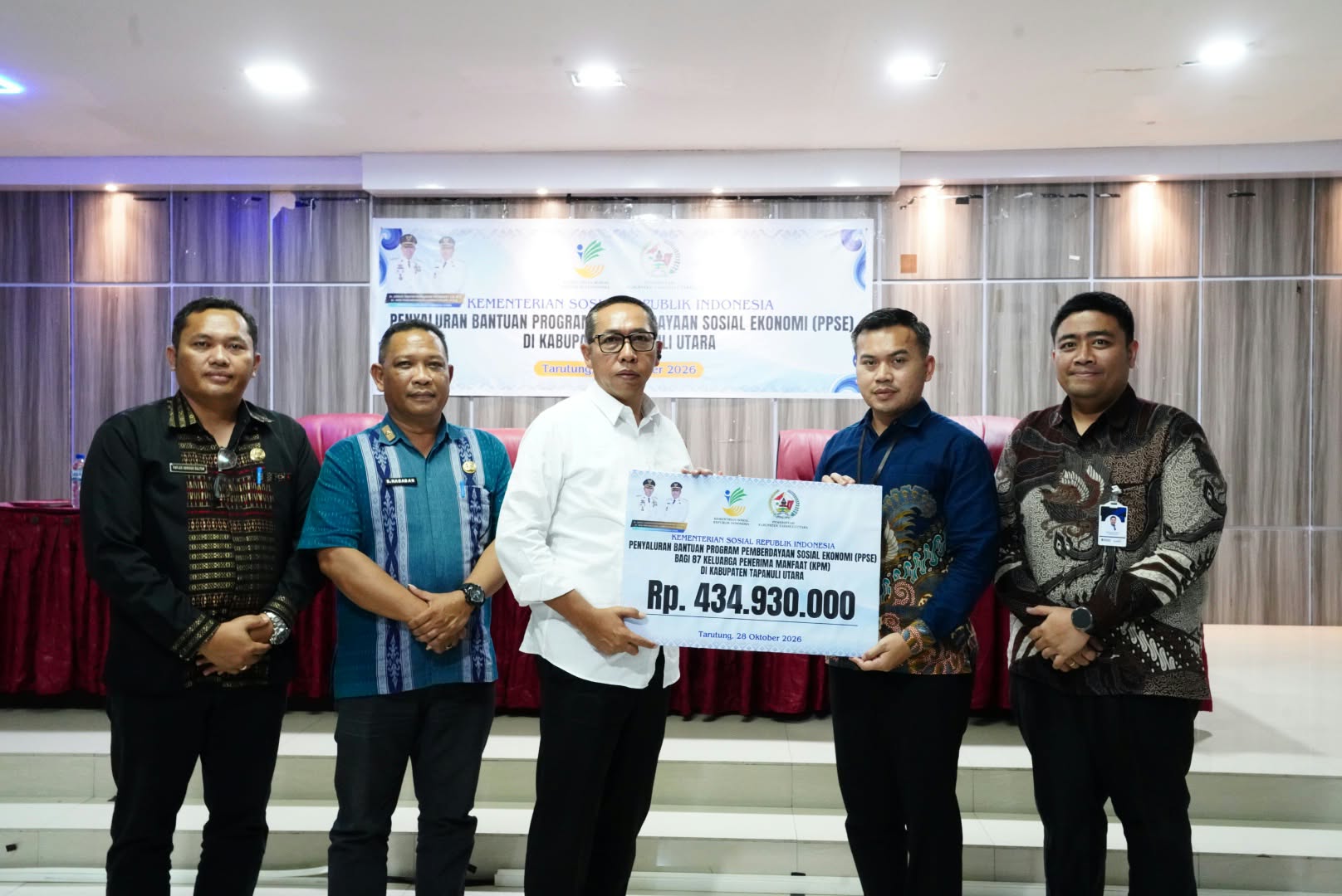 Bupati Tapanuli Utara Serahkan Bantuan PSSE Kepada 87 Keluarga