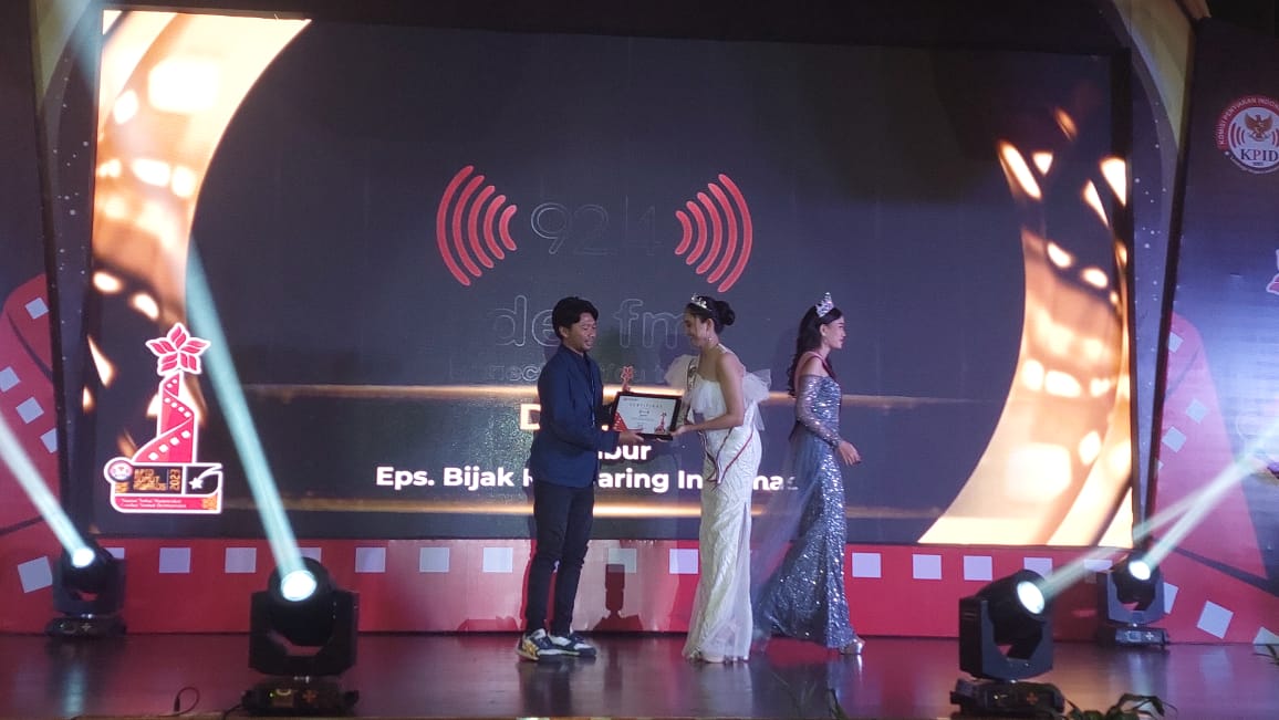Del FM Menerima Penghargaan KPID Award